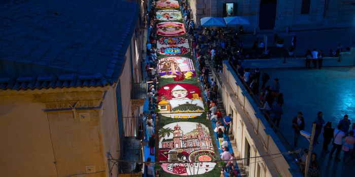 Vista aerea dei tappeti floreali durante l'Infiorata di Noto in Sicilia